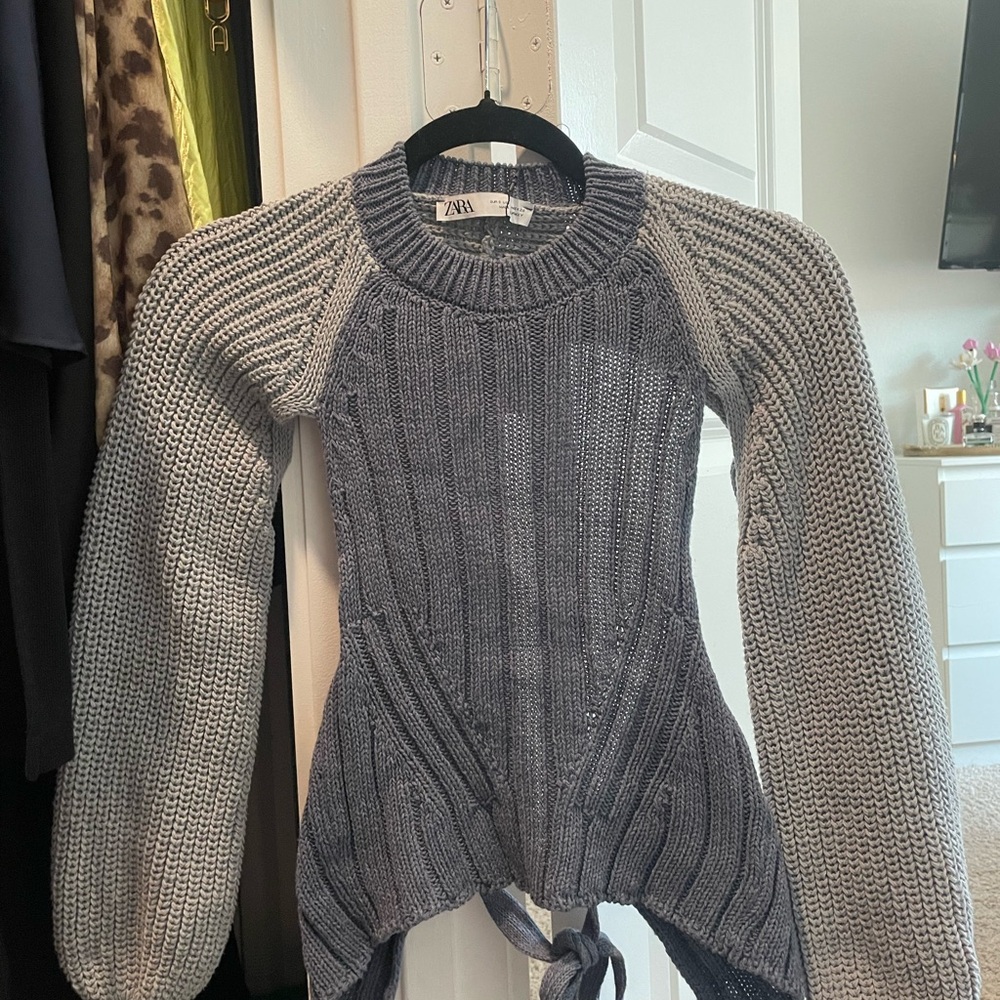 Zara Gray Crew Neck Sweater with Ribbed Design